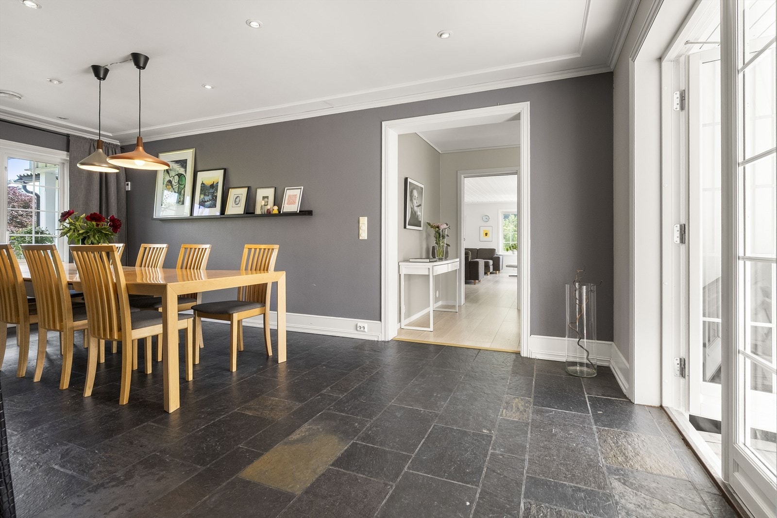 Vassboren varme i alle golva i hovudetasjen, med unntak i eldste delen. Galleribilde