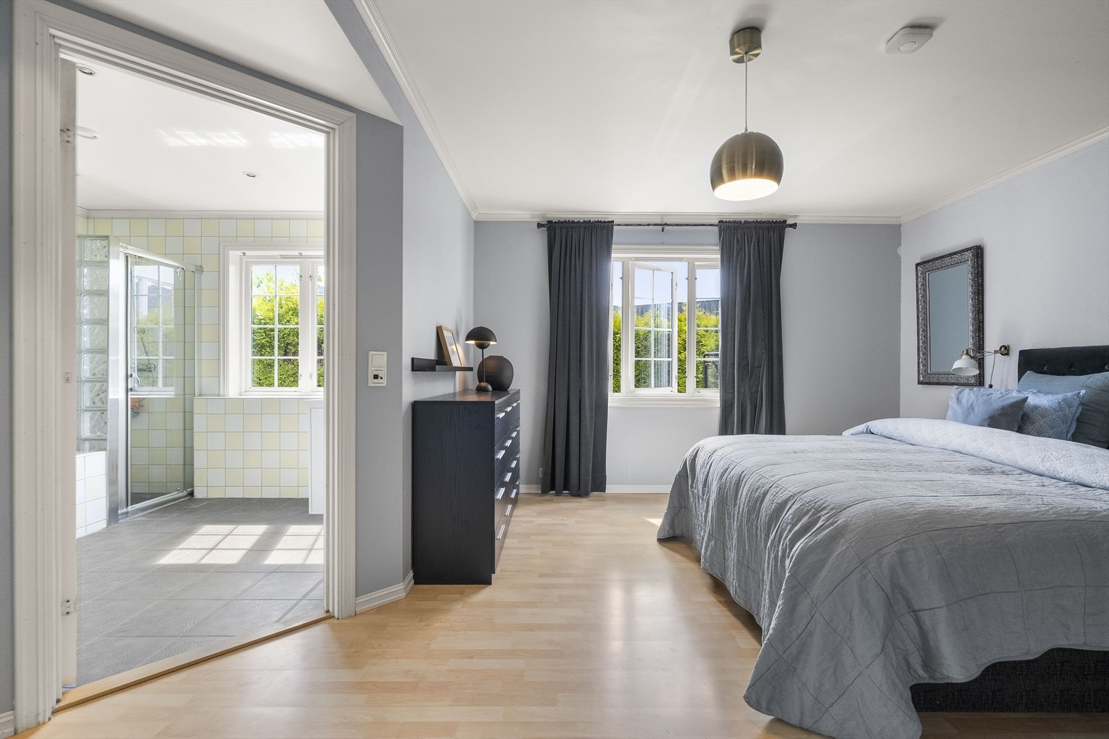 Herifrå er det tilkomst til hovudbadet i 1. etasje. Galleribilde