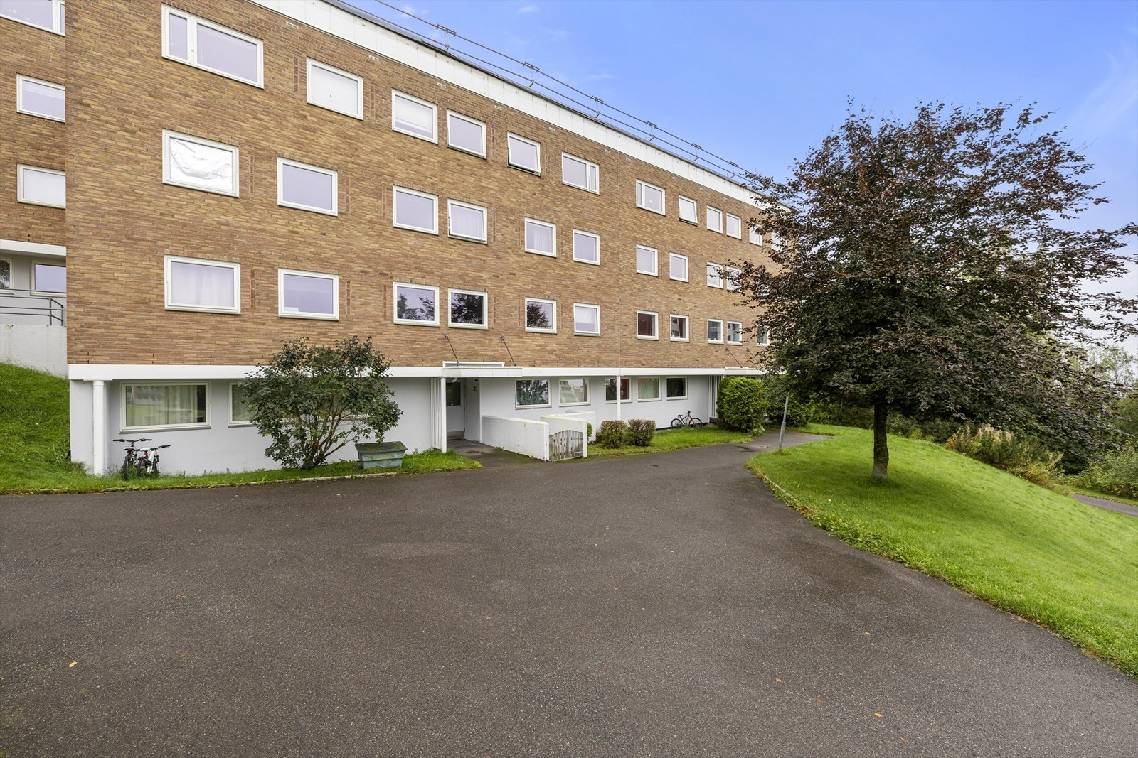Her bor du rolig og naturnært, med kort vei til skole, barnehage, butikk og fritidsaktiviteter, og gode bussforbindelser. Galleribilde