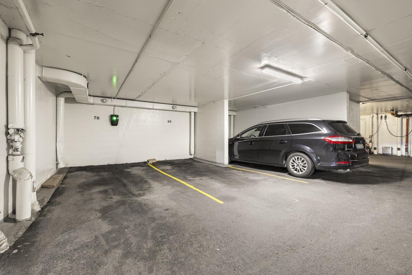 Det medfølger en fast parkeringsplass til hver andel ved salg. Plass nr. 70 følger denne leiligheten. Aneo drifter og eier ladeanlegget i borettslaget. De monterer lade boks og selger lade- abonnement. Galleribilde