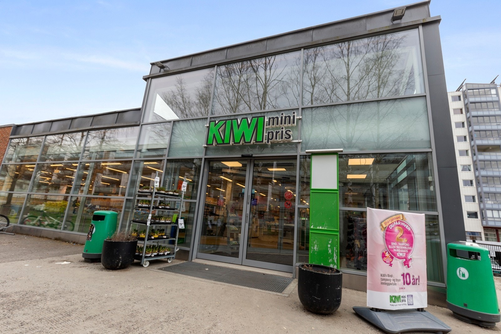 Kiwi Blystadlia ligger kun få minutters gange unna - gjør daglige innkjøp enkelt og effektivt. Dagligvarehandelen kan også gjøres Coop Extra Kurland og Coop Extra Løvenstad. Galleribilde