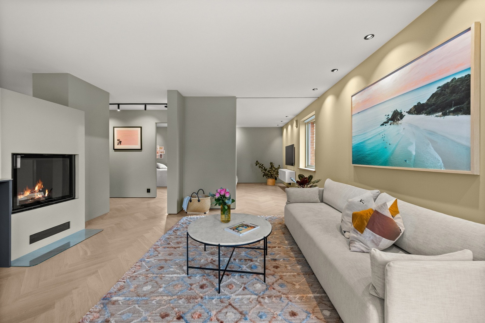 Lys og romslig stue med god plass til sofa, sofabord eller annen ønsket innredning. Galleribilde