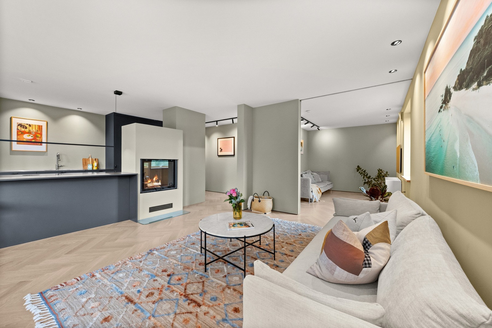 En lekker, gjennomgående 5-roms beliggende i frodige og grønne omgivelser med god intern beliggenhet på populære Høvik. Galleribilde