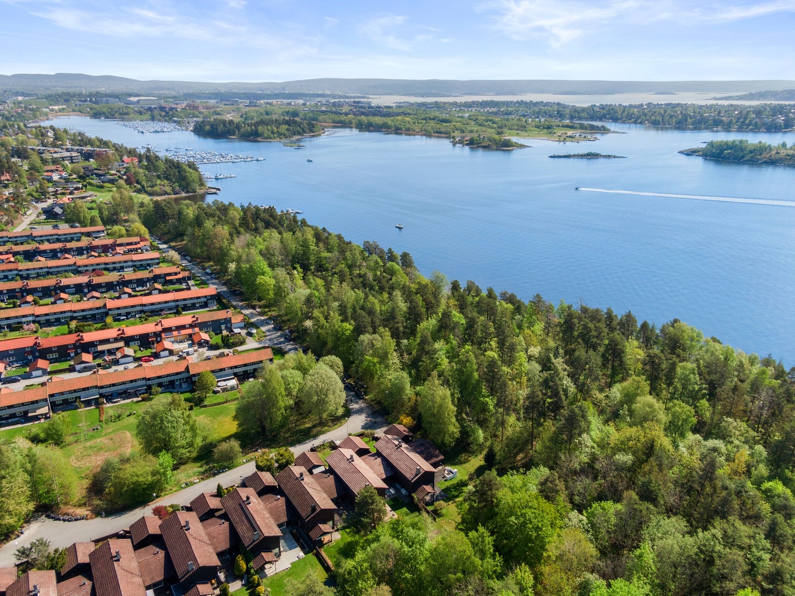 Rundt 250 meter til sjøen og kyststien, og store grønne friområder i et rolig og attraktivt bomiljø for både etablerte og barnefamilier. Galleribilde
