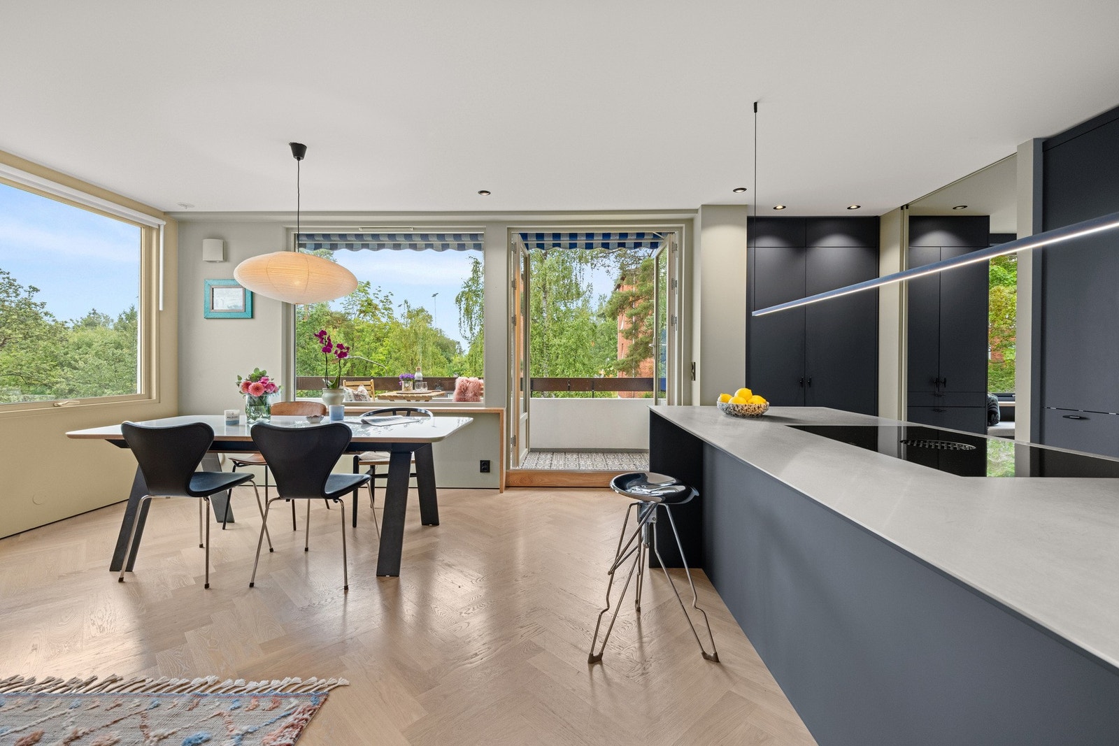 Ved stuedelen er det god plass til en spisestuedel. Galleribilde