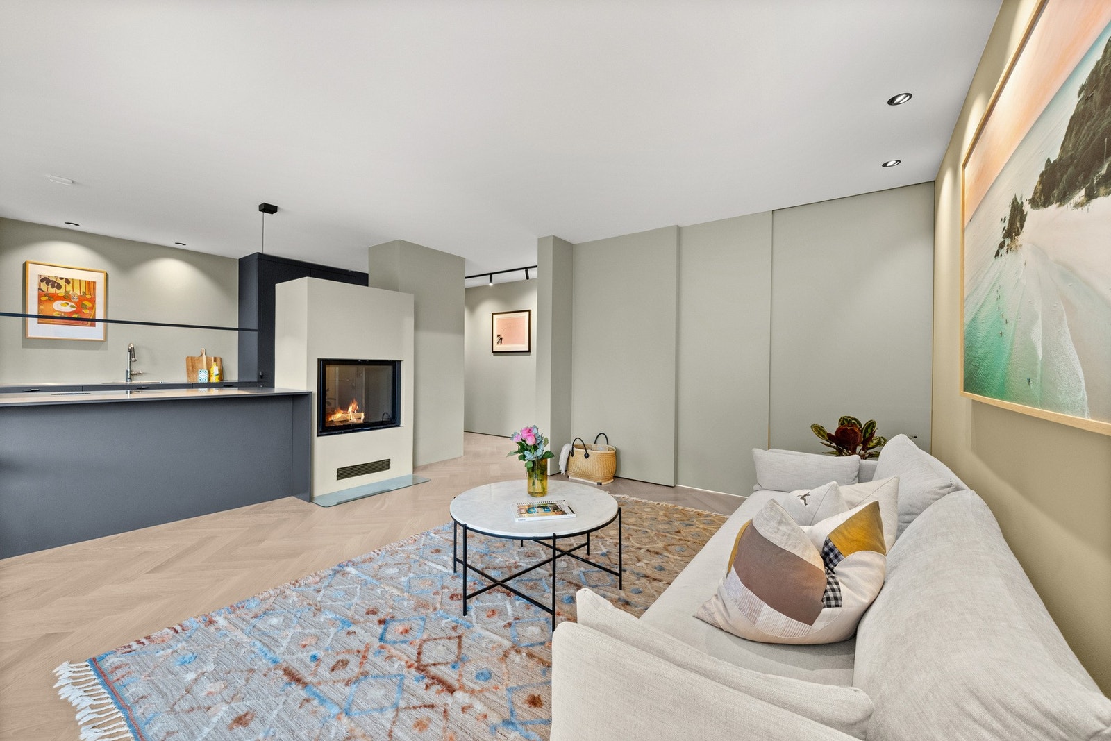 Like ved hovedstuen ligger en praktisk TV-stue som kan avskjermes med skyvedører - perfekt når man ønsker ro i resten av huset. Galleribilde