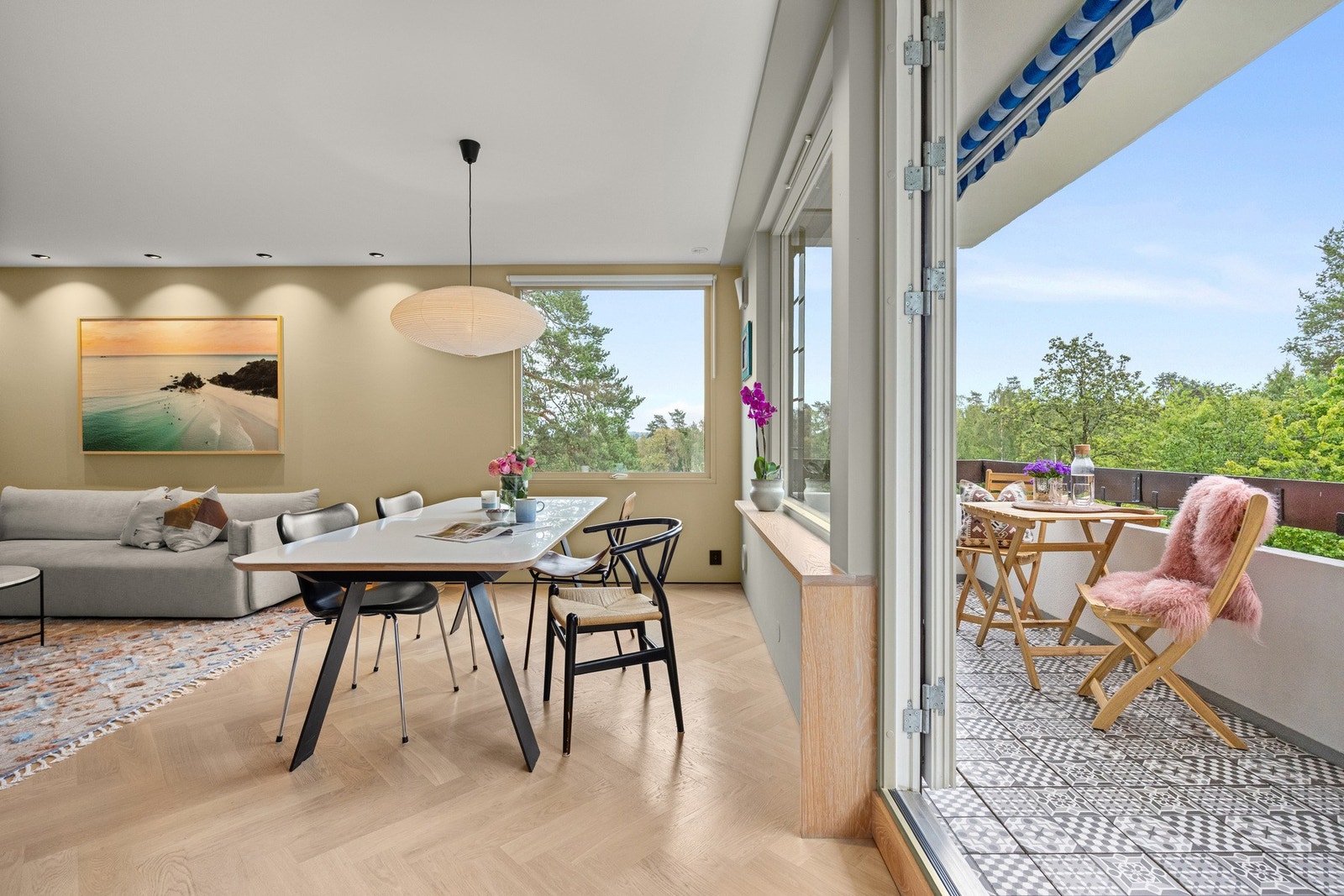 Fra balkongen er det utsikt mot kyststien og frodige omgivelser. God plass til utemøbler og grill, frostsikker utekran og utvendig el-kontakt. Galleribilde