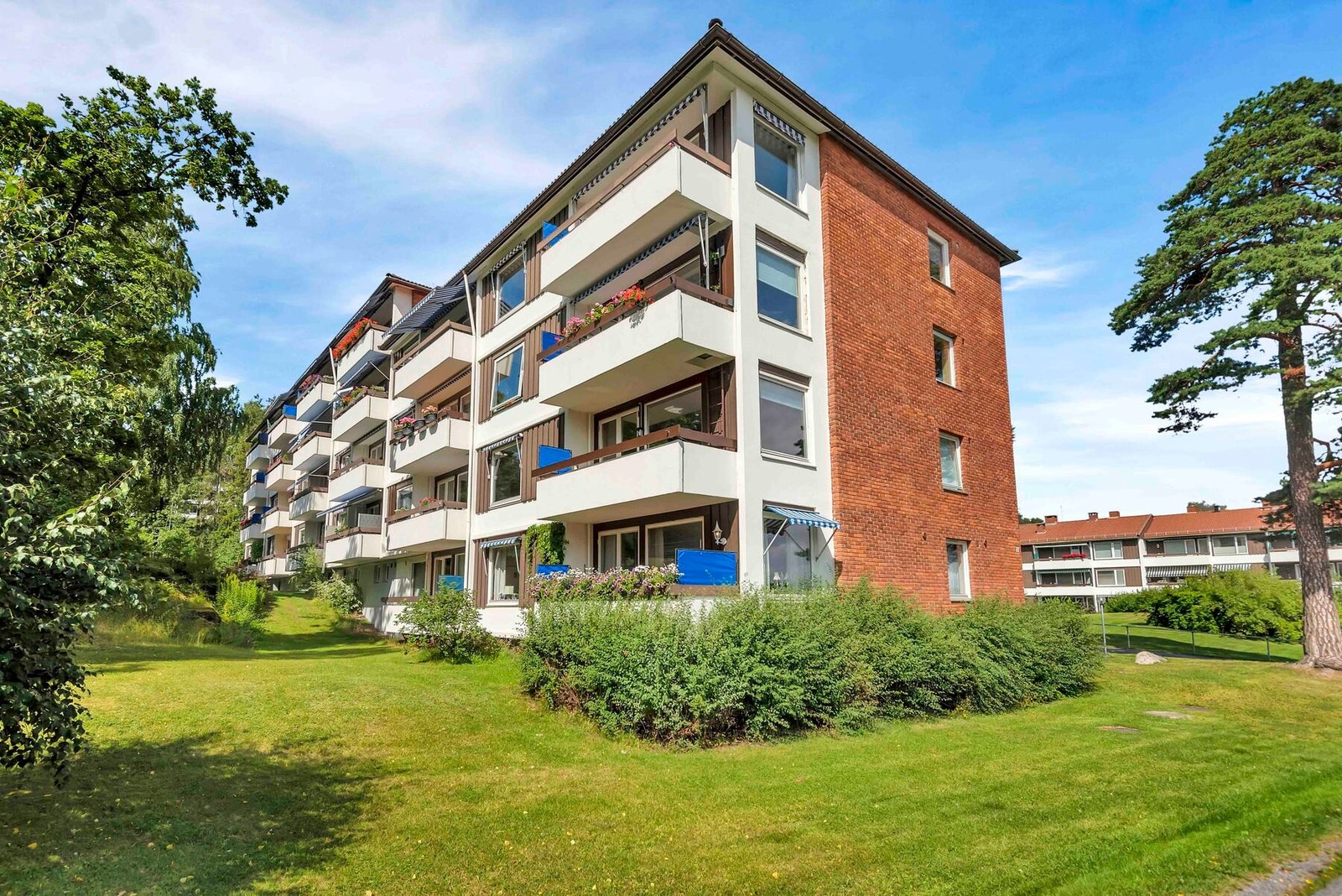 Attraktiv beliggenhet i enden av bygget, med pent inngangsparti og store, grønne fellesarealer. Galleribilde