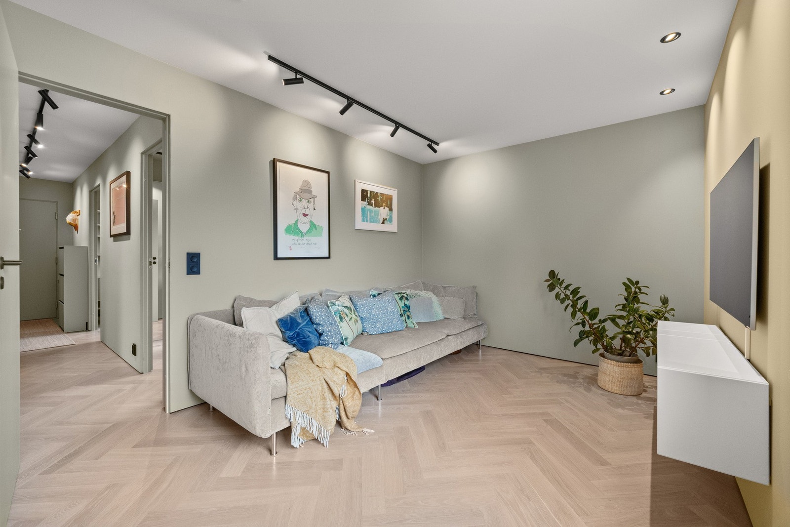 Her er det god plass til sofa, tv-benk m.m. Galleribilde