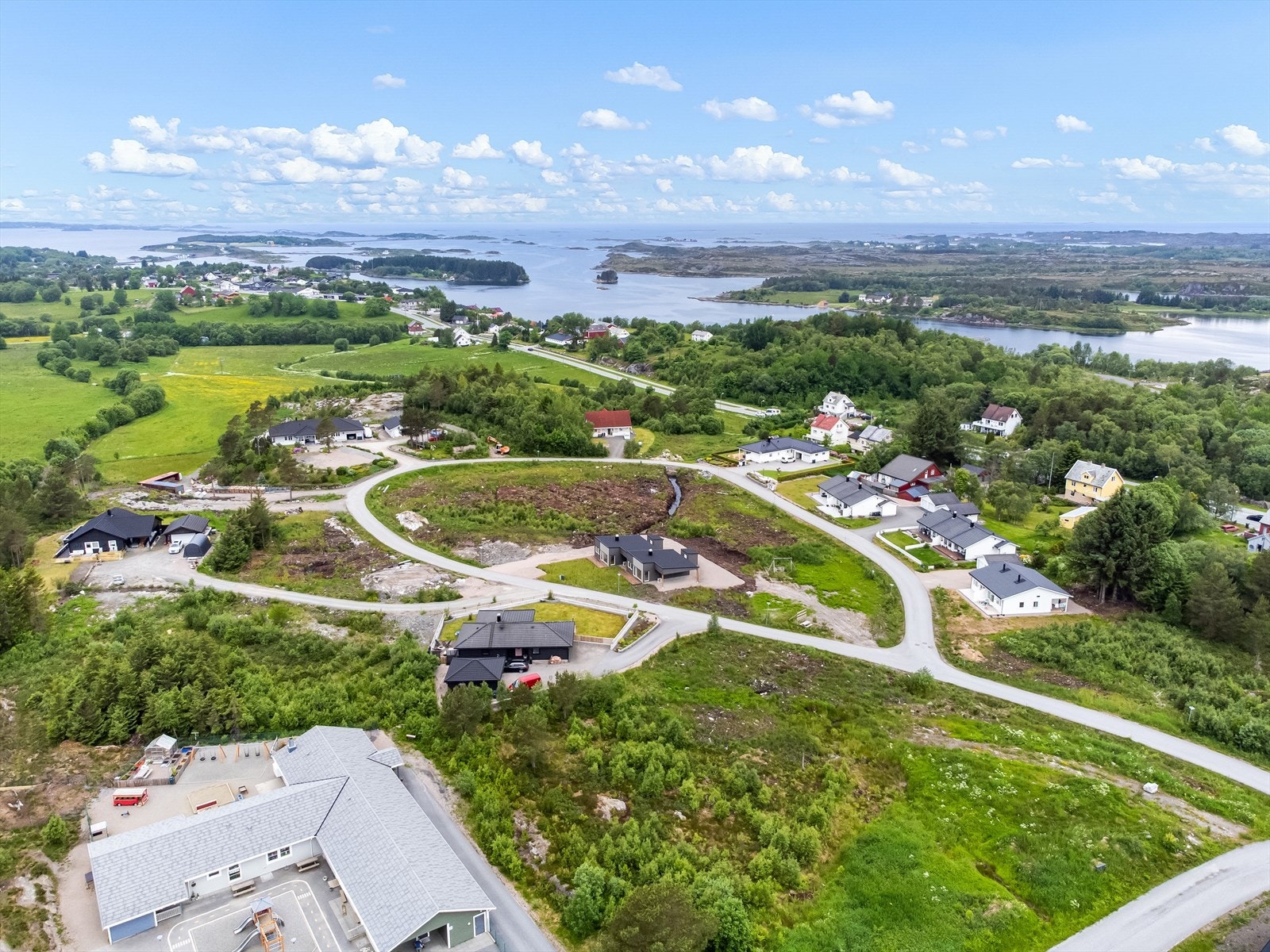 Oversiktsbilde av tomtefeltet på Kårvåg klart for utvikling og bygging Galleribilde