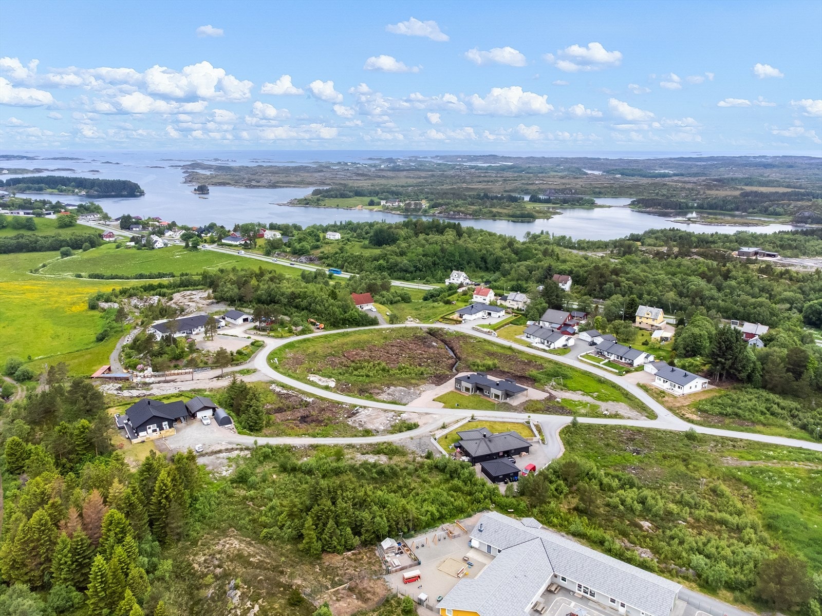 Lekeplass og grønne omgivelser i feltet tilrettelagt for barnefamilier, lekeplassen blir rustet opp Galleribilde