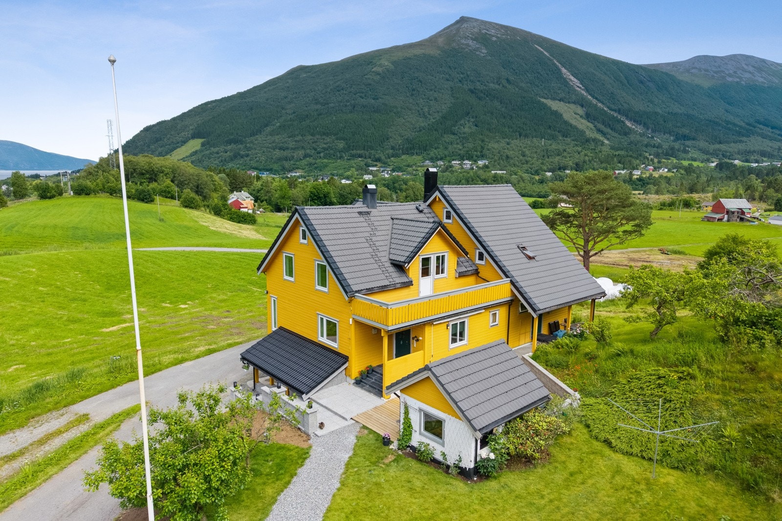 Velholdt og innholdsrikt våningshus med to boenheter Galleribilde