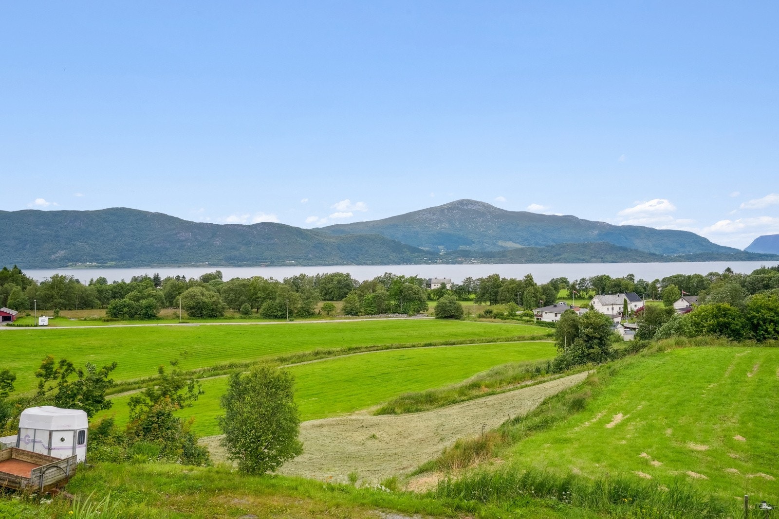 Flott utsikt fra gårdstunet Galleribilde