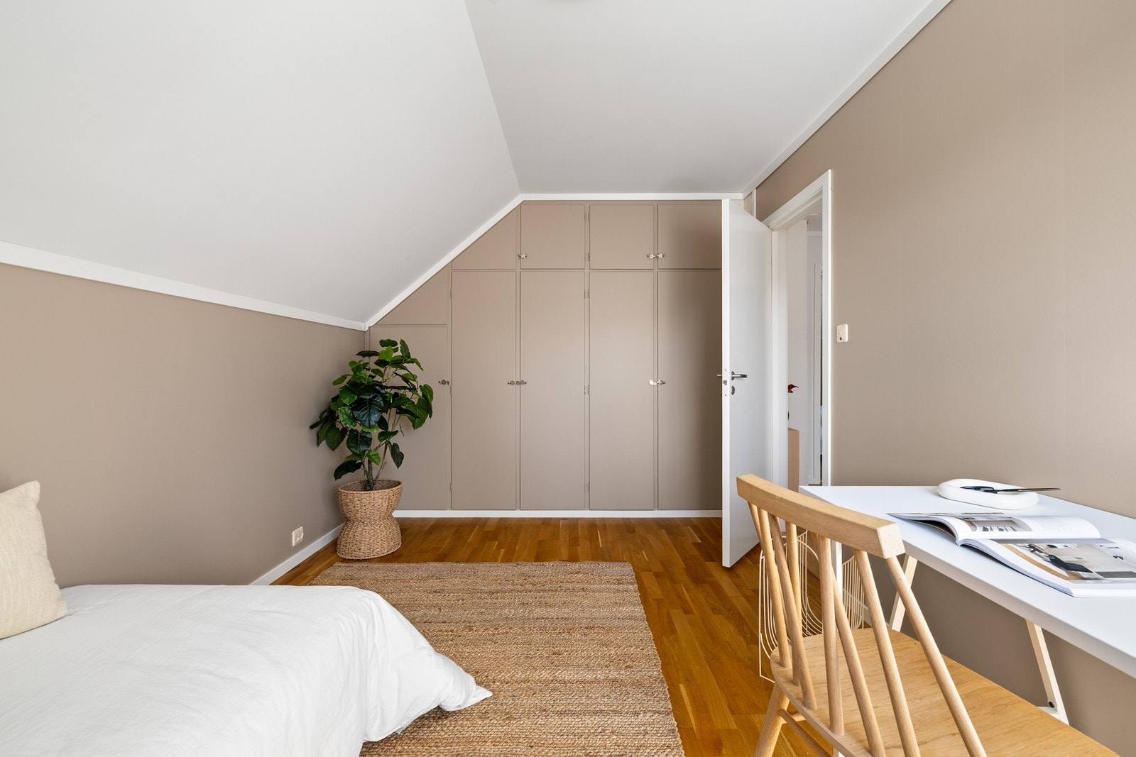 Det er plassbygd garderobeskap på ett av soverommene i andre etasje, og to rom har garderobeskap Galleribilde