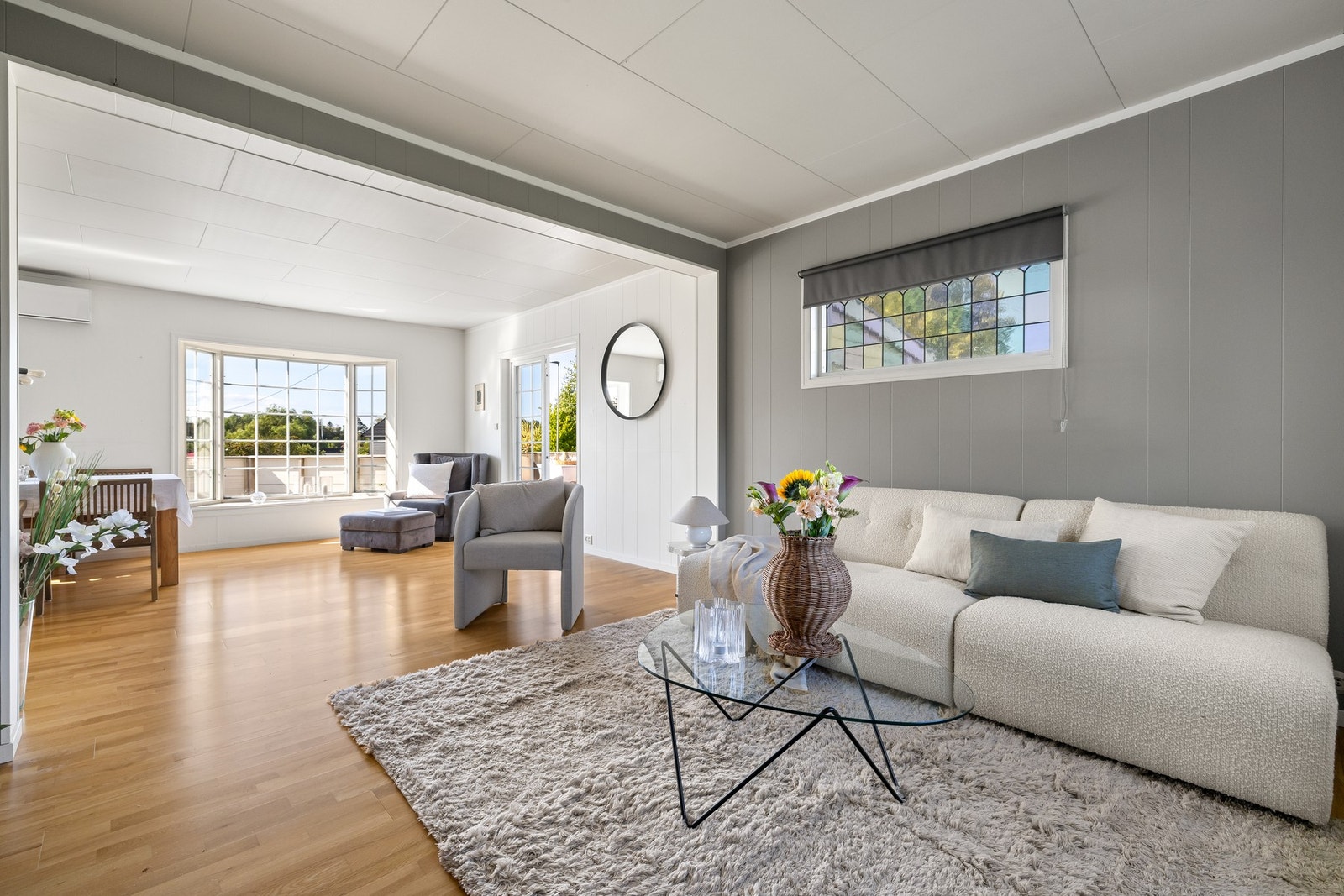 Store stuevinduer sørger for unik, naturlig lyssetting, og dagslyset gjenspeiles fint i de hvitmalte overflatene Galleribilde