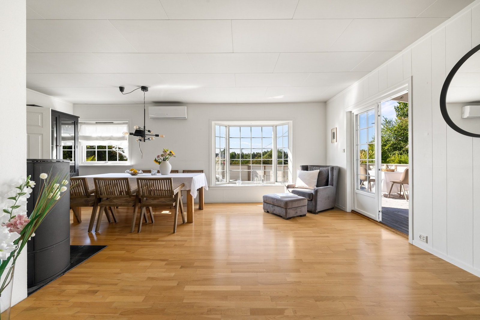 Stuen oppleves som stor, luftig og innbydende, og det vinklede rommet har fine, definerte soner for møblering Galleribilde