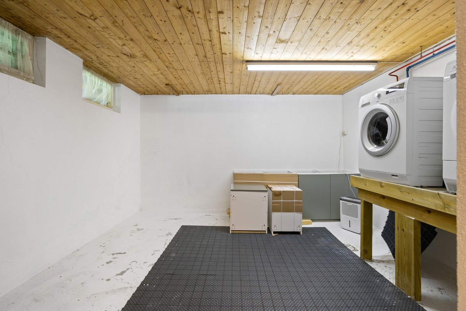 I kjelleren er det et separat wc-rom og et romslig vaskerom. Galleribilde