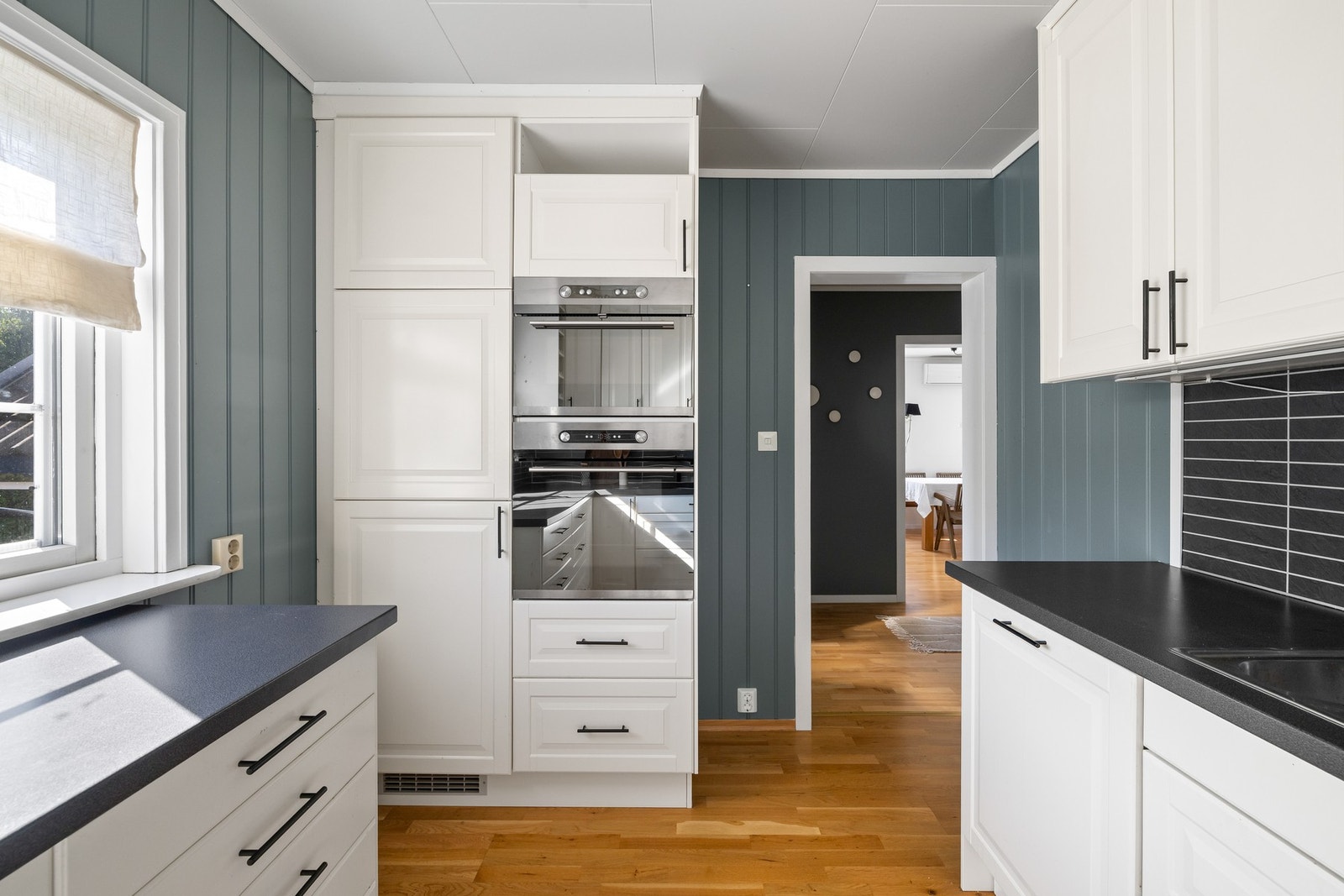 Kjøkkenet, som var nytt i 2014, har et klassisk og tidsmessig design med gode benkeflater som innbyr til spennende kokkelering Galleribilde