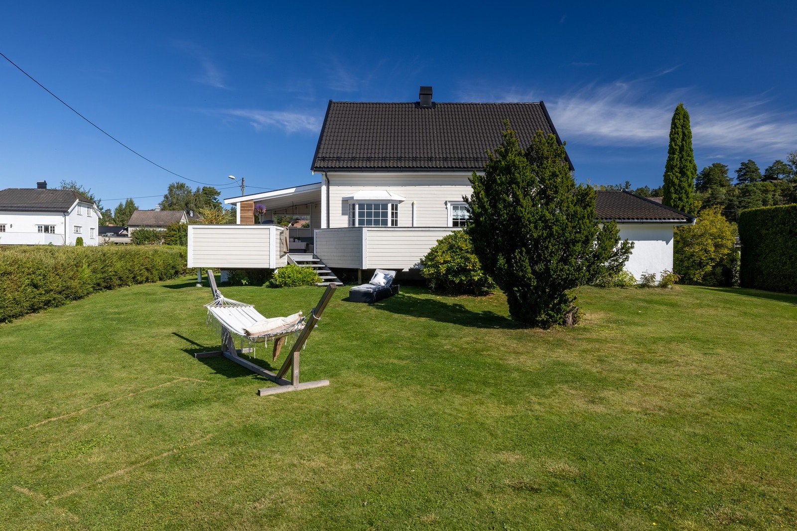 Her er det er rikelig med trygg boltreplass i en stor hage Galleribilde