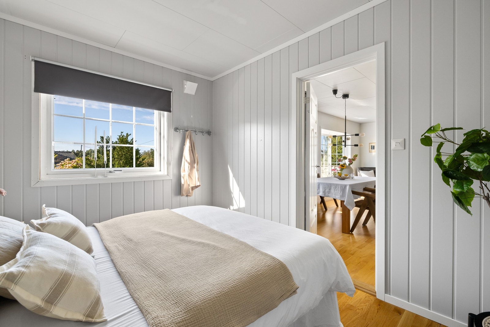 Alle soverommene er holdt i duse, delikate fargetoner, og store vindusflater på hvert rom sørger for rikt, naturlig lysinnslipp Galleribilde