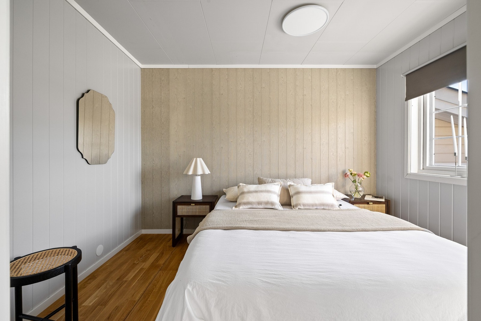 Det er fem pene soverom i eneboligen - ett i første etasje og fire i andre etasje Galleribilde