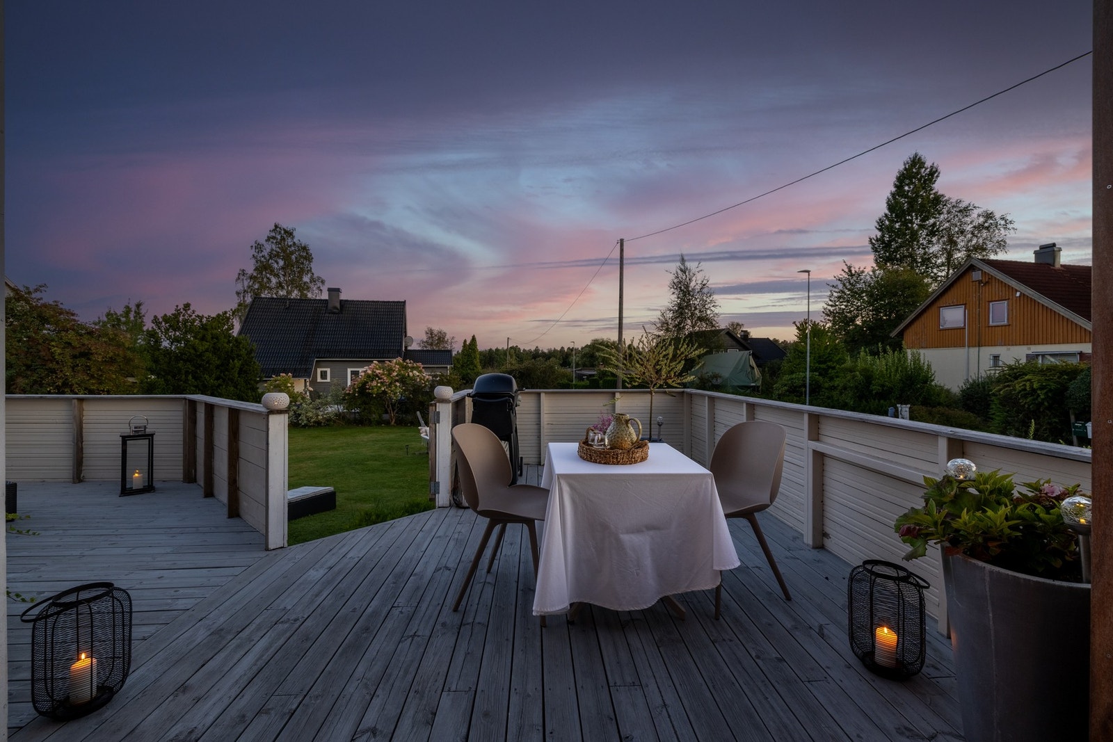 Her er det utmerket plass til det man måtte ønske av utemøblement, og den overbygde delen sørger for brukstid selv i litt ruskevær Galleribilde