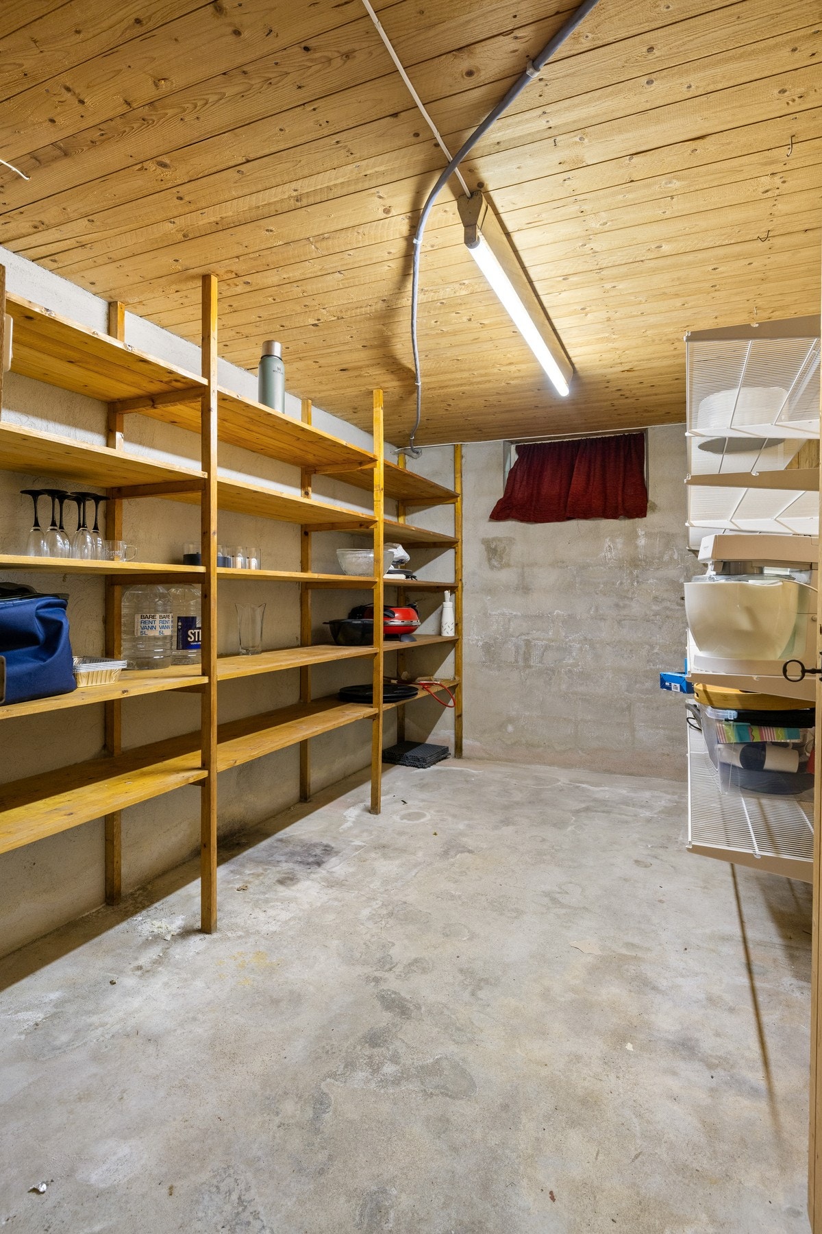 Boligen har oppbevaring- og lagringsplass i kneloft, kjeller og garasje. Galleribilde