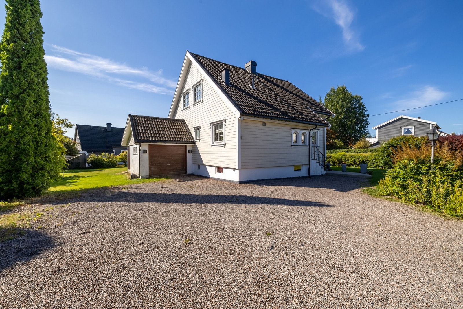 Det er parkering i en tilliggende enkelgarasje og på en stor, gruslagt gårdsplass. Galleribilde