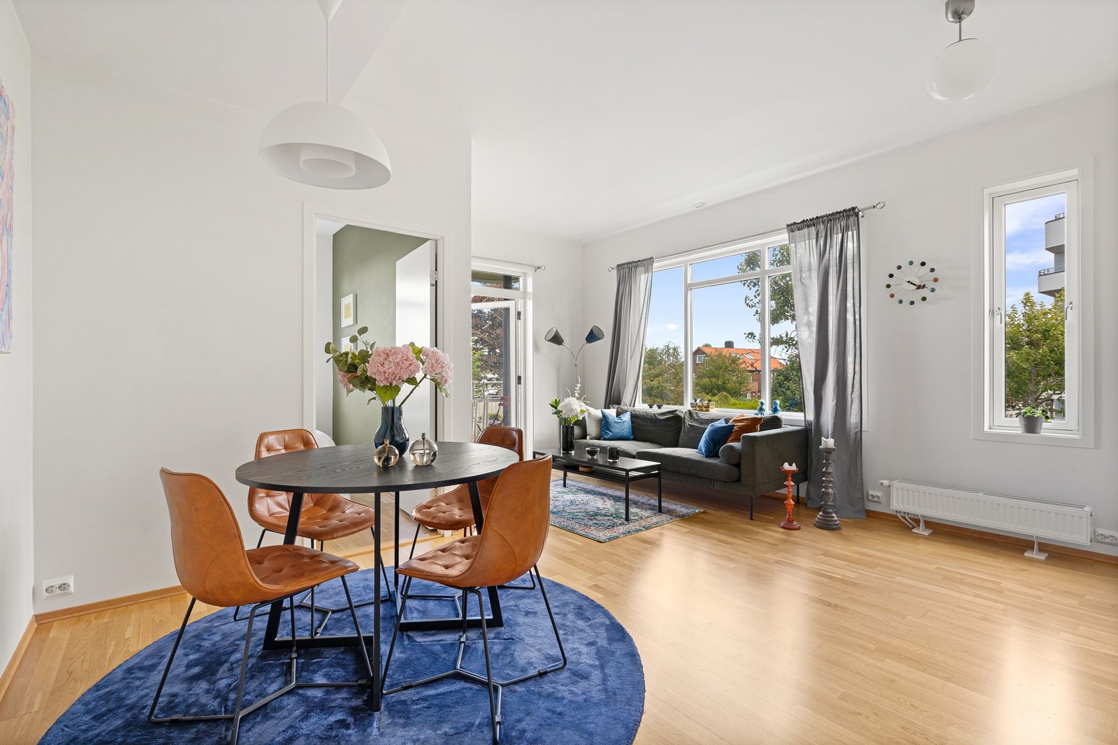 Stuen er av god størrelse og lar seg enkelt møblere etter ønske og behov. Galleribilde