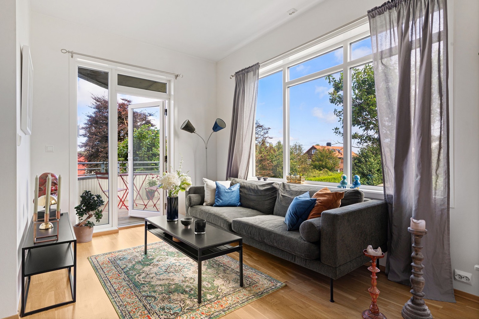 De store vindusflatene sikrer rikelig med naturlig lysinnslipp. Galleribilde