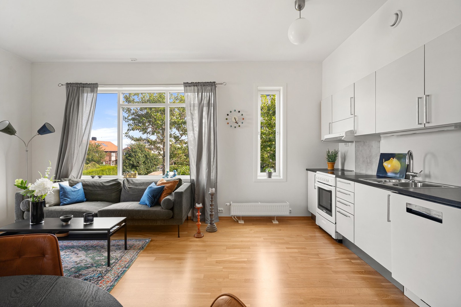 Stue og kjøkken ligger i åpen løsning til hverandre, hvilket gir en svært sosial atmosfære. Galleribilde