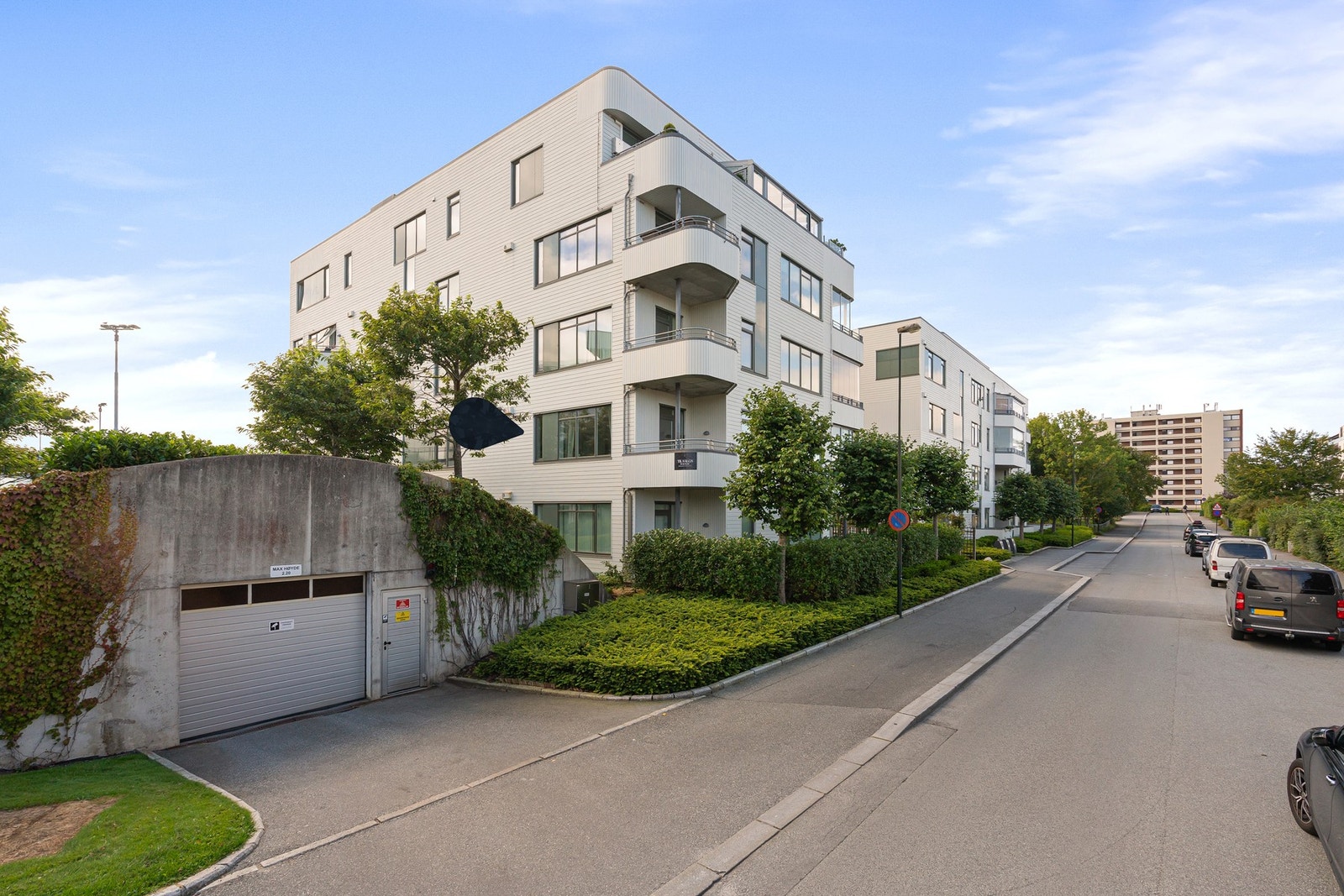 Fra boligen har man alt fra skoler, barnehager og dagligvare kun en spasertur unna. Galleribilde