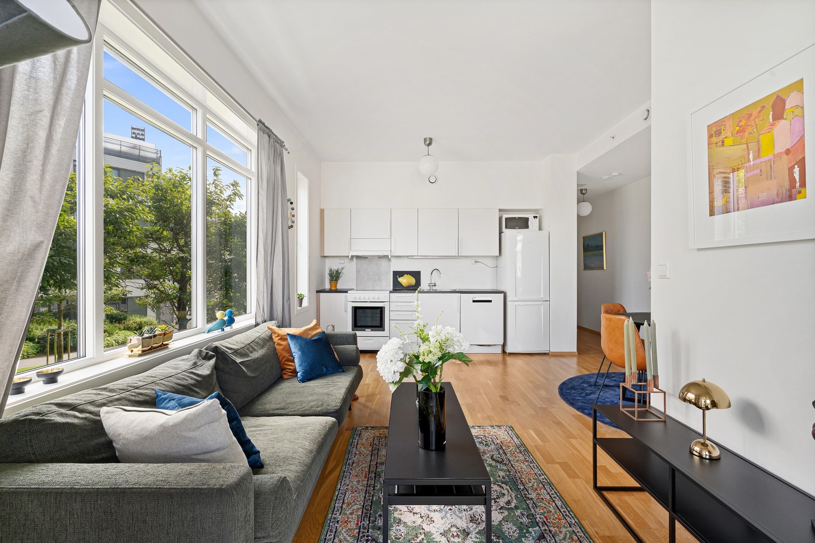 Velkommen til en lys og moderne 3-roms leilighet med god planløsning og gjennomgående god standard. Galleribilde