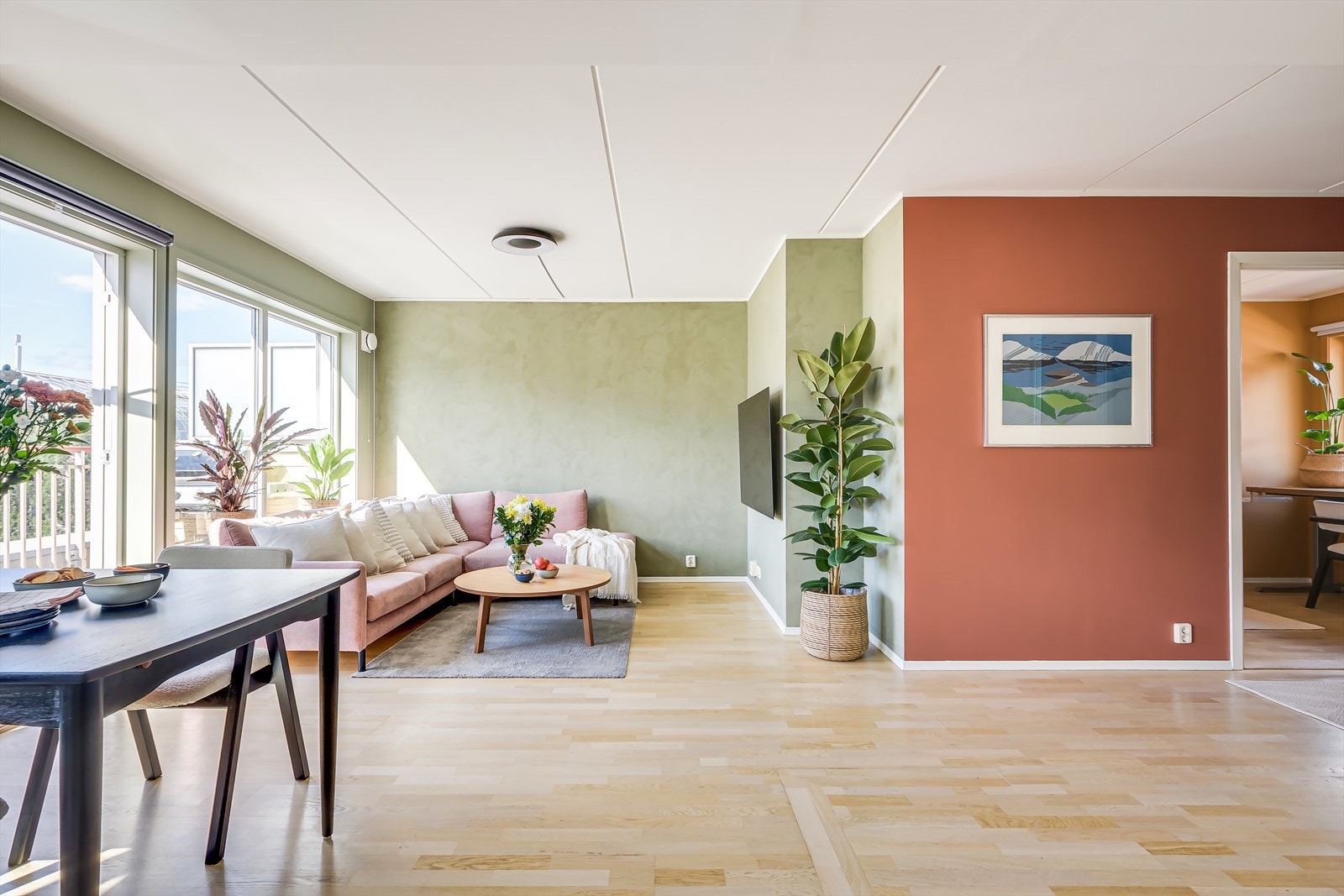 Den åpne løsningen blir et stort, sosialt allrom hvor hver av sonene finner sin naturlige plass. Galleribilde