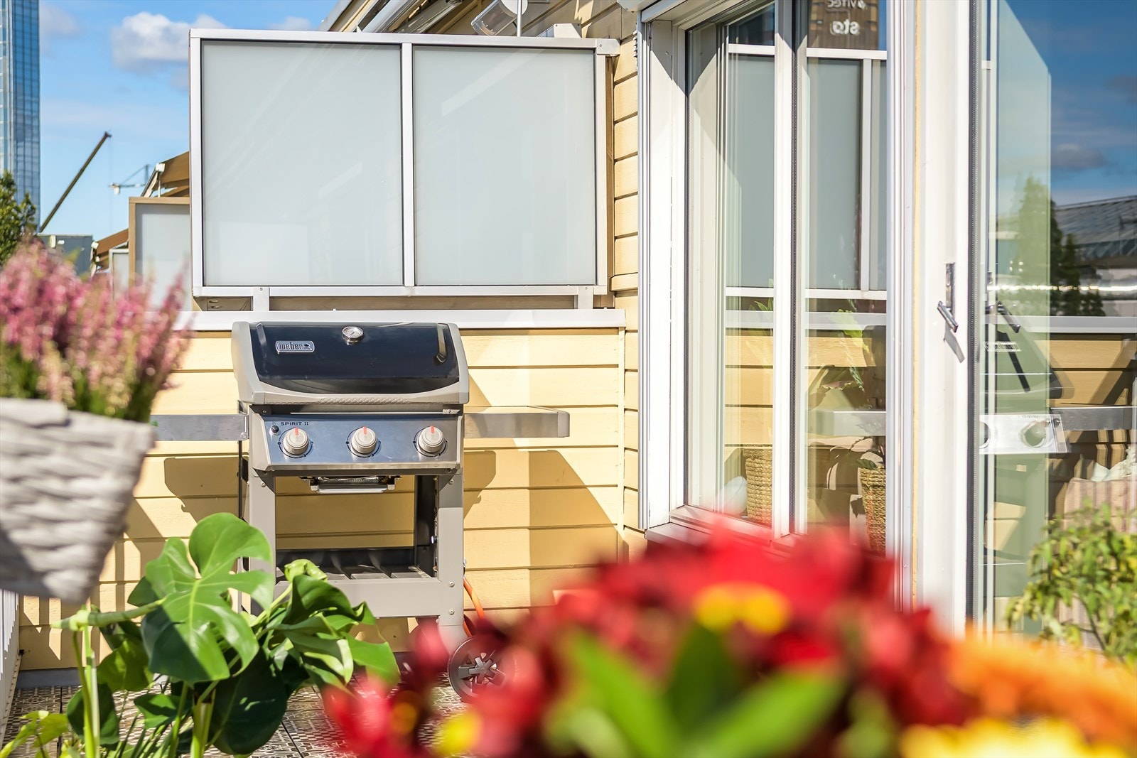På terrassen er det god plass til grill, og terrassen utgjør en fin plass for å nyte en utendørs middag på sommerstid. Galleribilde