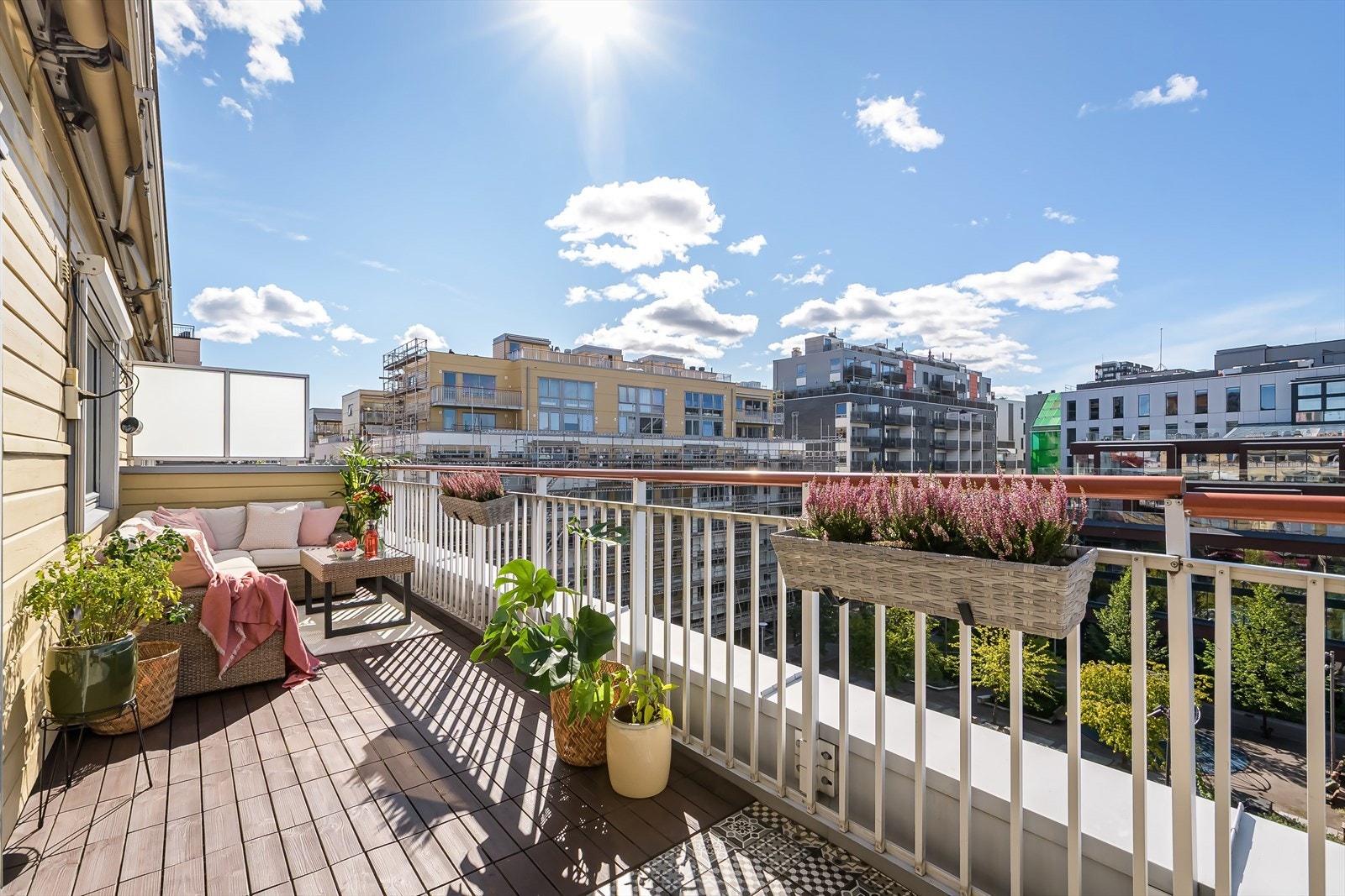Leiligheten har en helt fantastisk sydvendt terrasse på ca. 15 m2. Galleribilde
