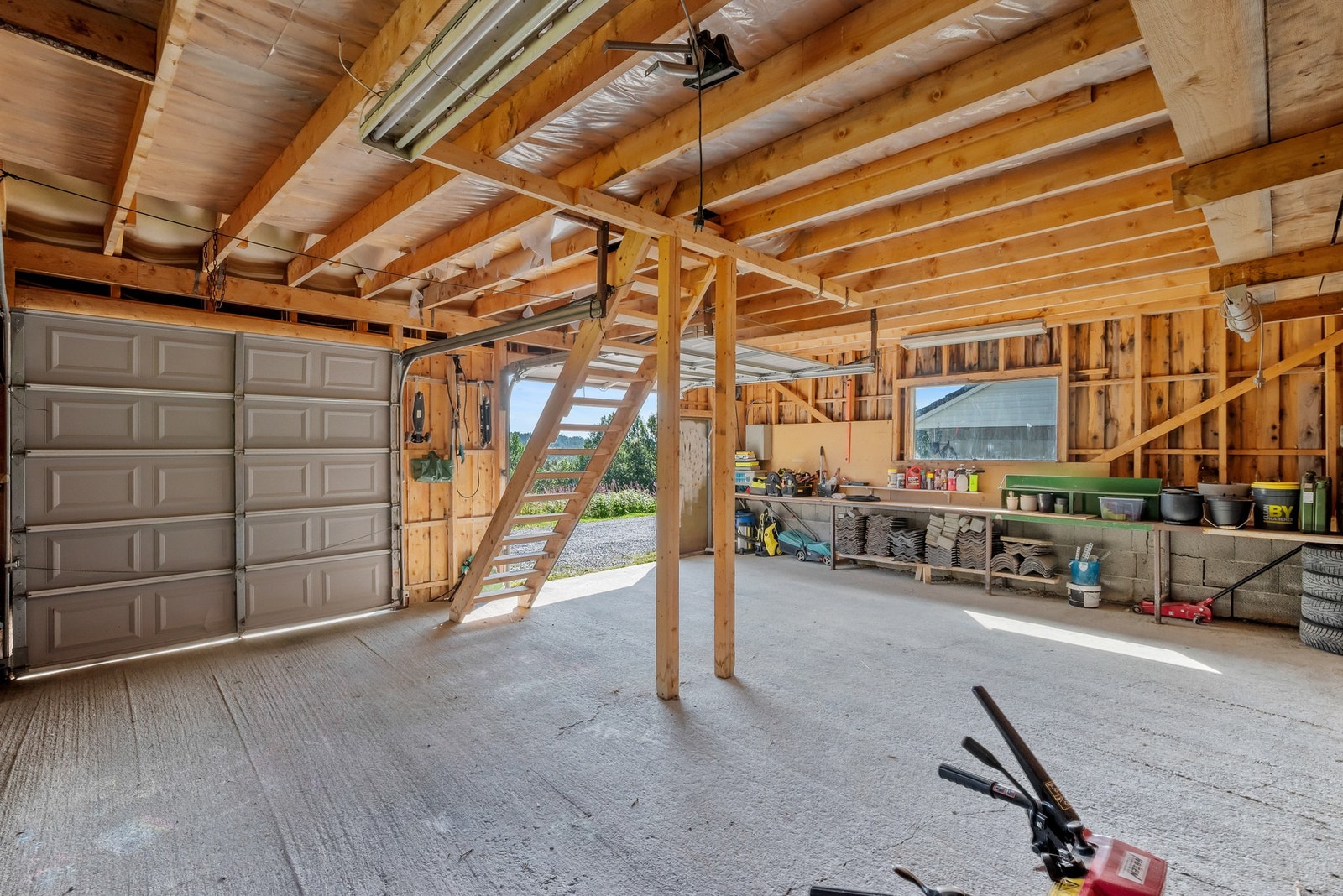 Parkering i doobbelgarasje, samt oppstillingsplass på egen tomt Galleribilde