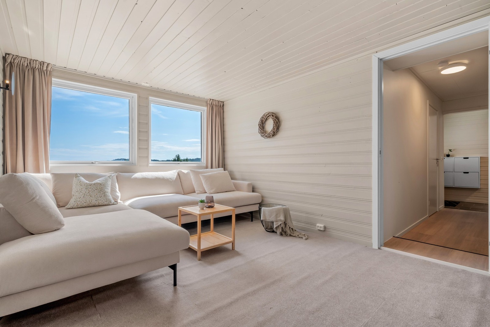 Rom innredet som stue i sokkel Galleribilde