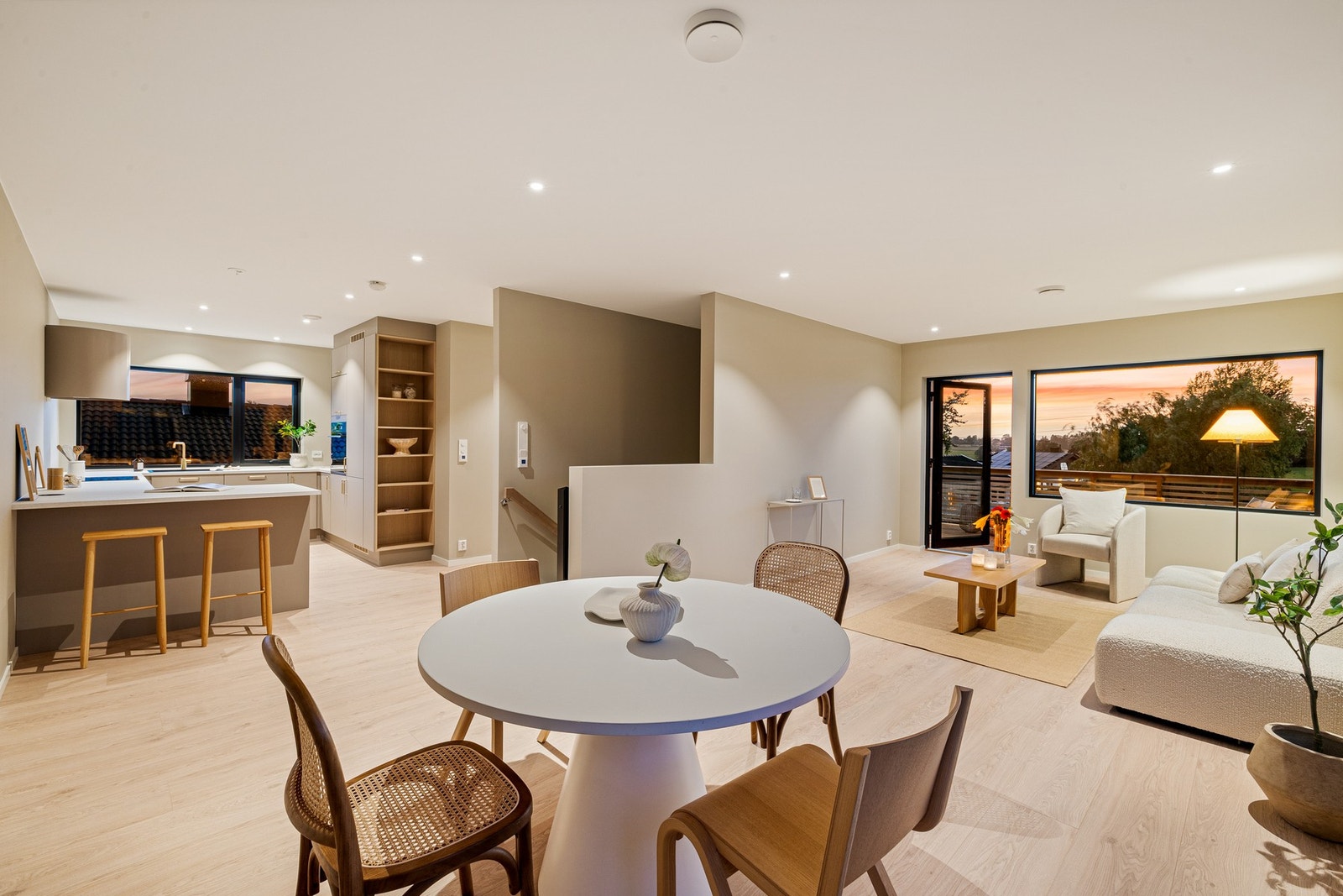 Stor åpen stue/kjøkkenløsning Galleribilde