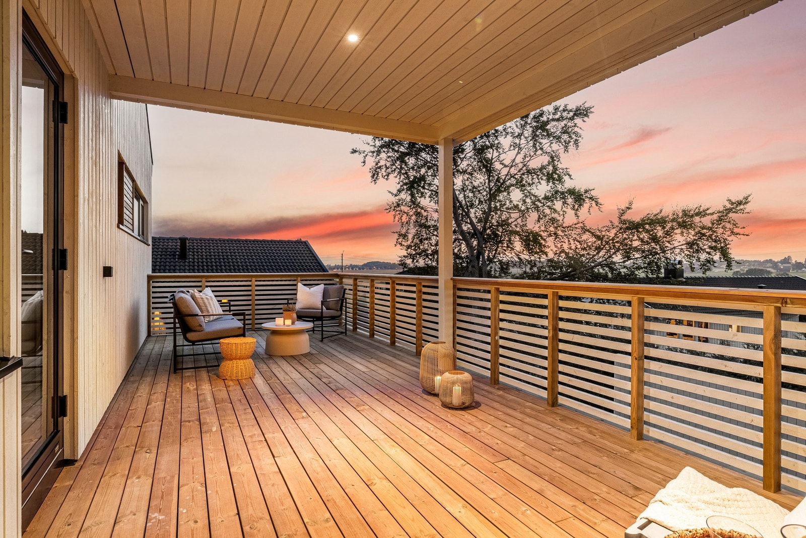 Ute kan du nyte solen og privatlivet på en stor, usjenert terrasse Galleribilde