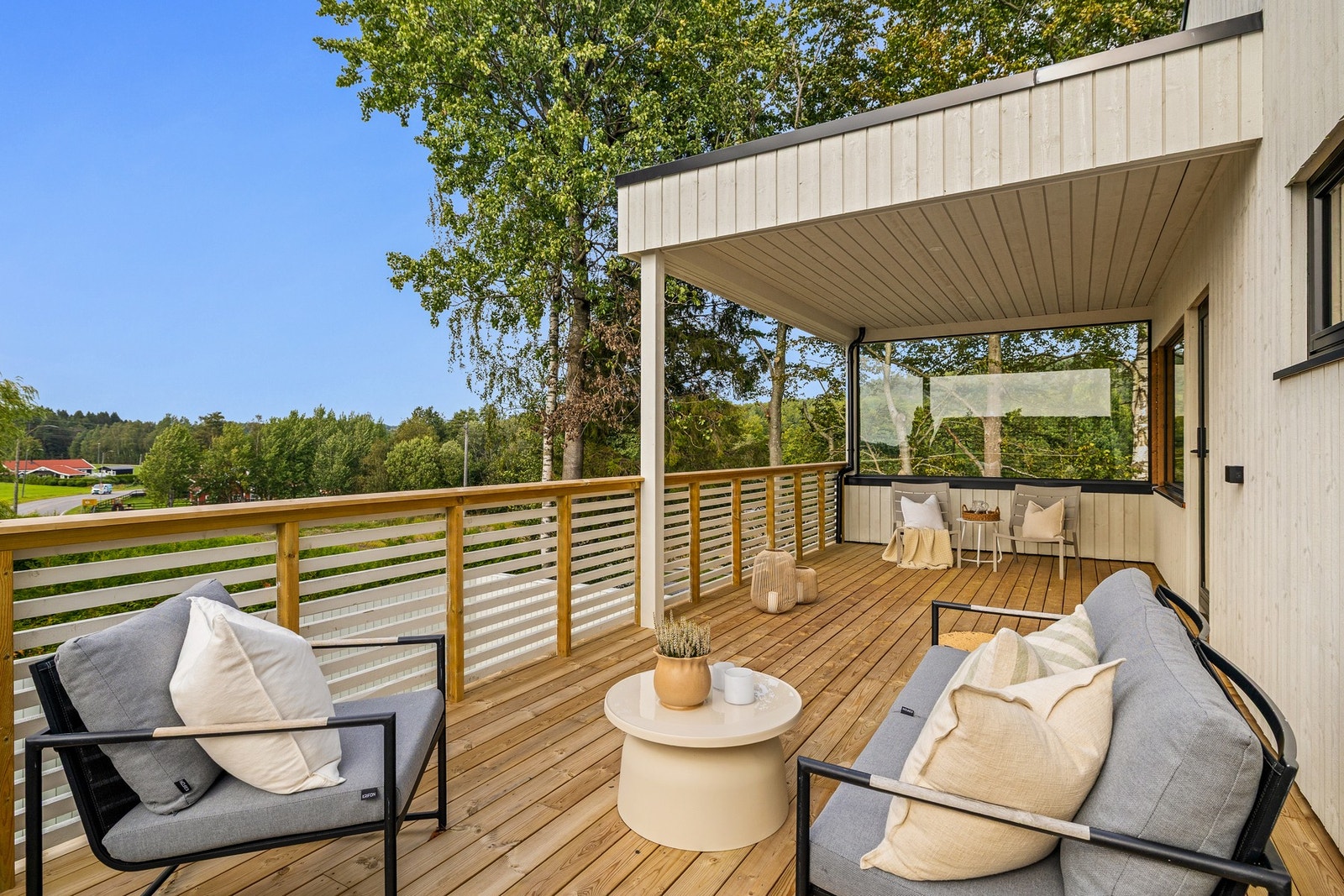 Vestvendt terrasse med innglassing på endevegg Galleribilde