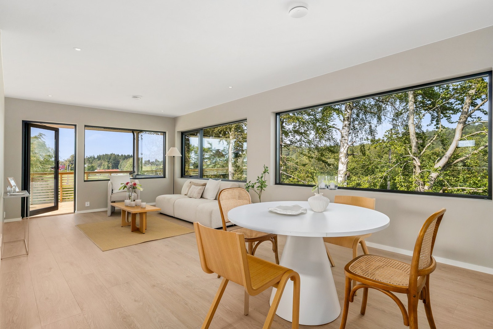 Alt nytt - innflyttingsklar fra dag én Store vinduer gir en lys og behagelig atmosfære Galleribilde