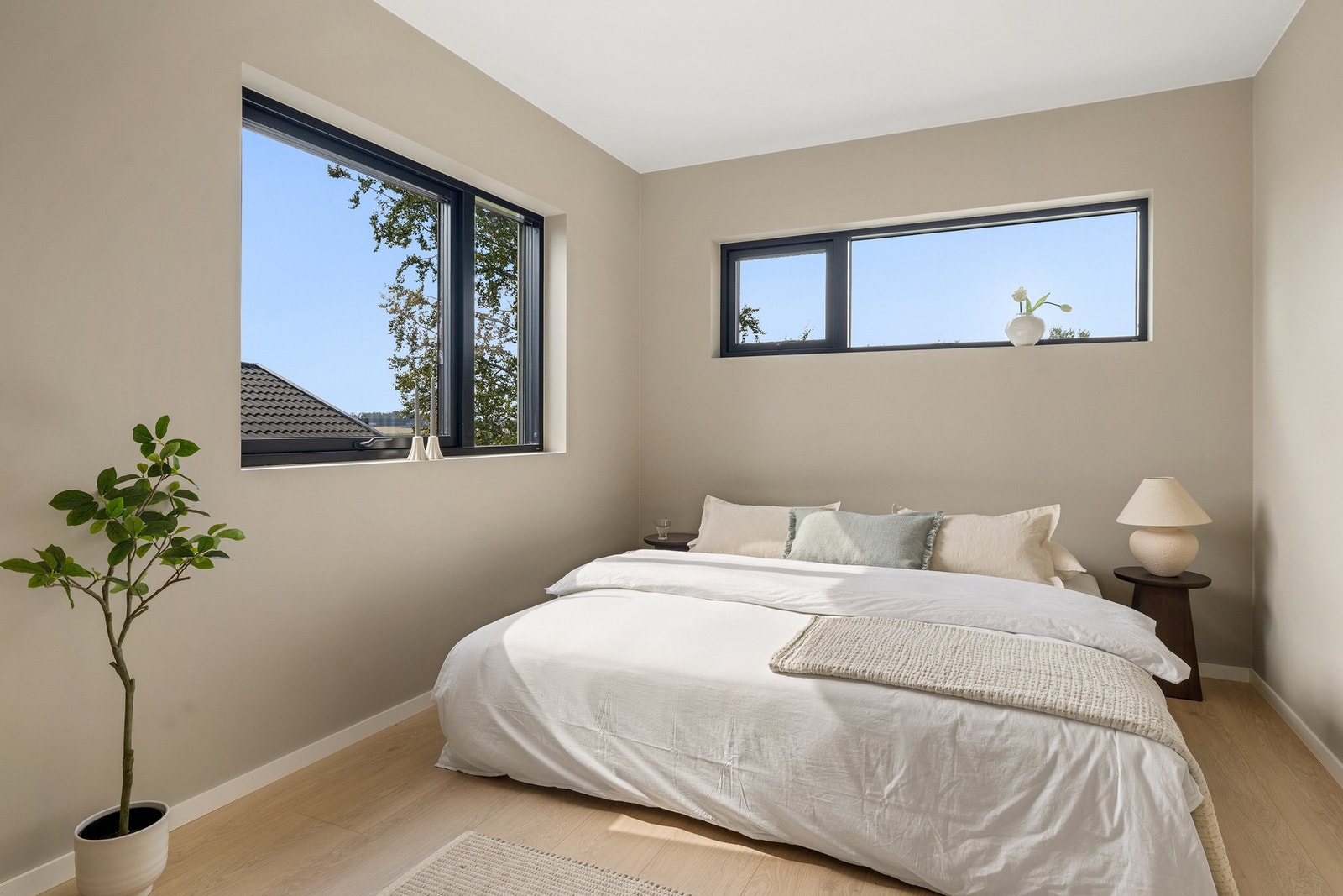 Lyst og pent hovedsoverom Galleribilde