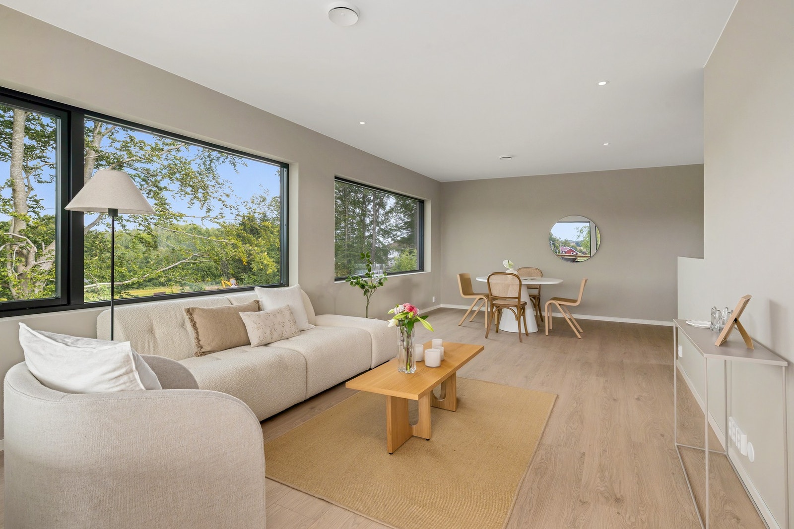 Store vinduer gir en lys og behagelig atmosfære Galleribilde