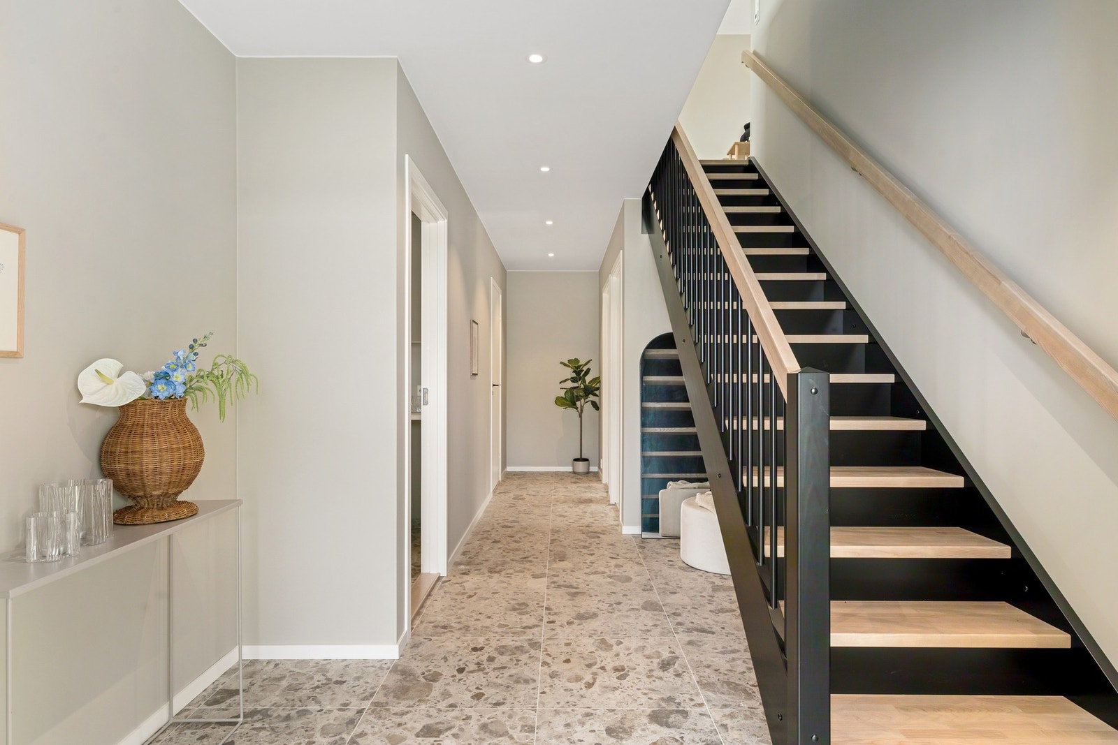 Elegant tapp opp til 2. etg Galleribilde