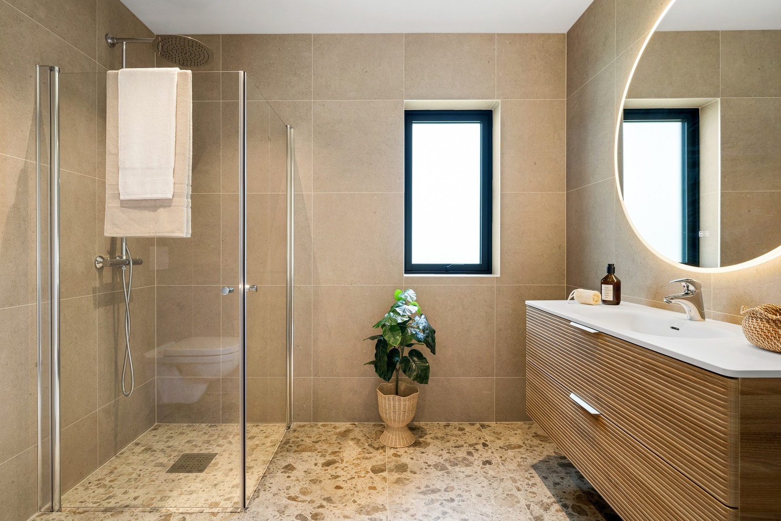 Delikat og pent flislagt bad med stilren innredning Galleribilde