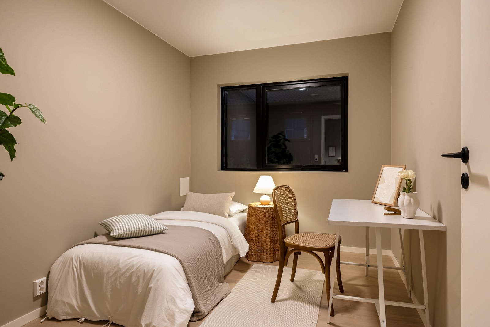 Tre separate og romslige soverom i denne etasjen Galleribilde