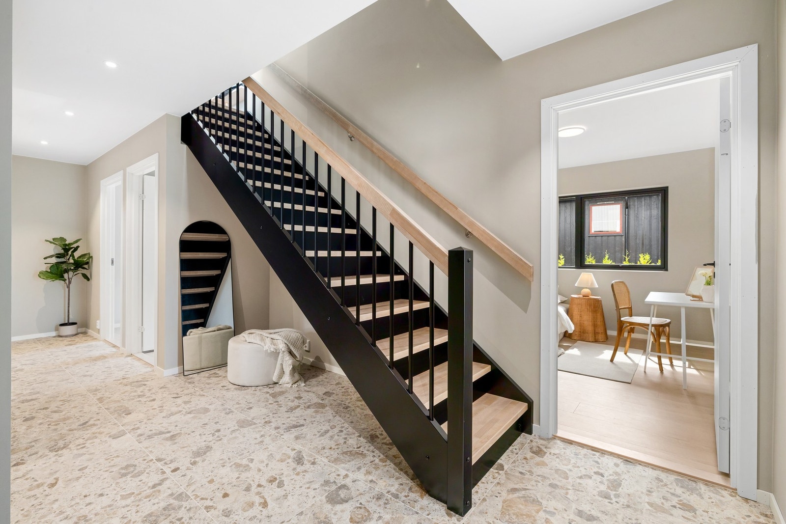 Entré gir et godt og representativt inntrykk av boligen med god plass til garderobeskap. Galleribilde