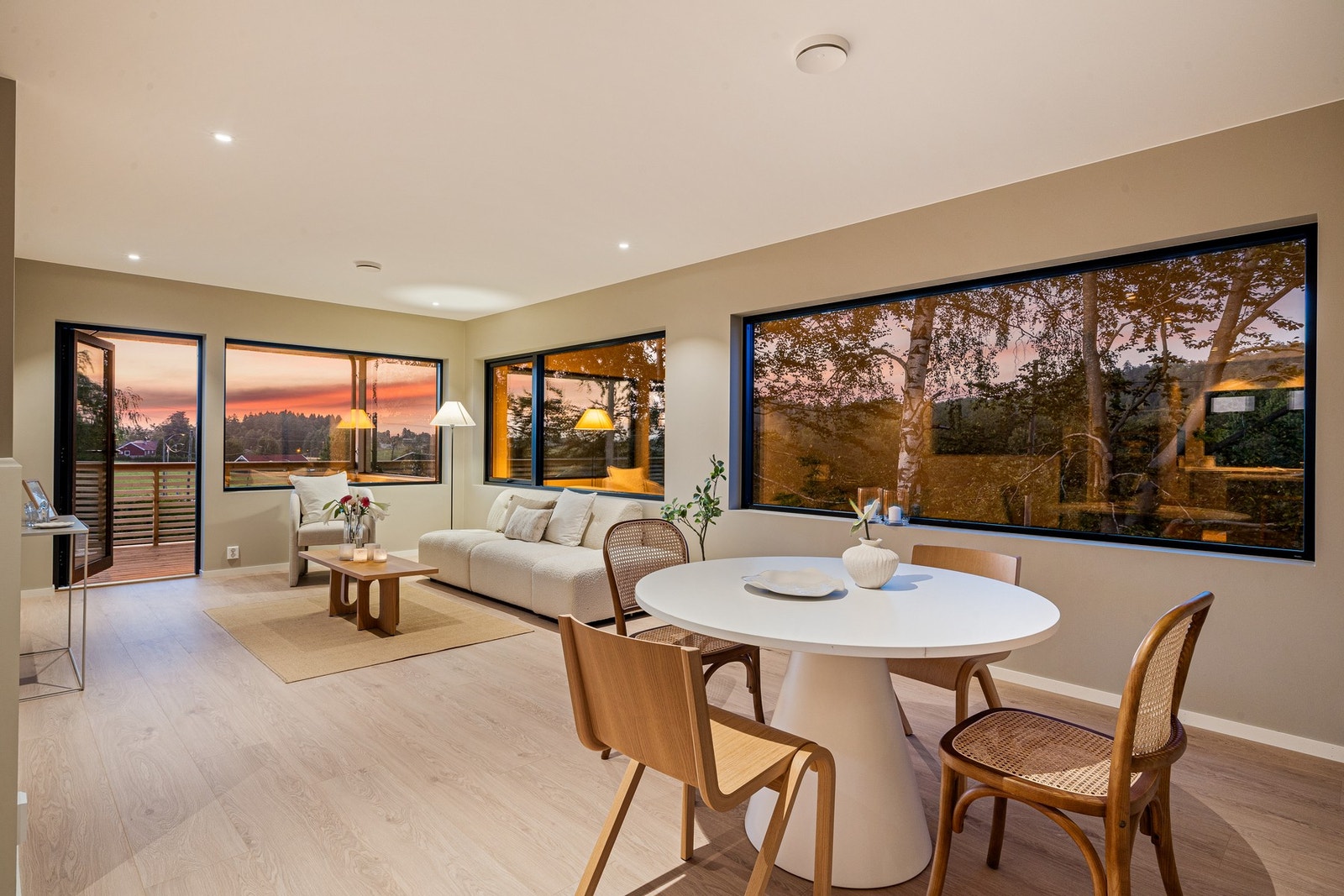 God plass til sofa og spisebord Galleribilde