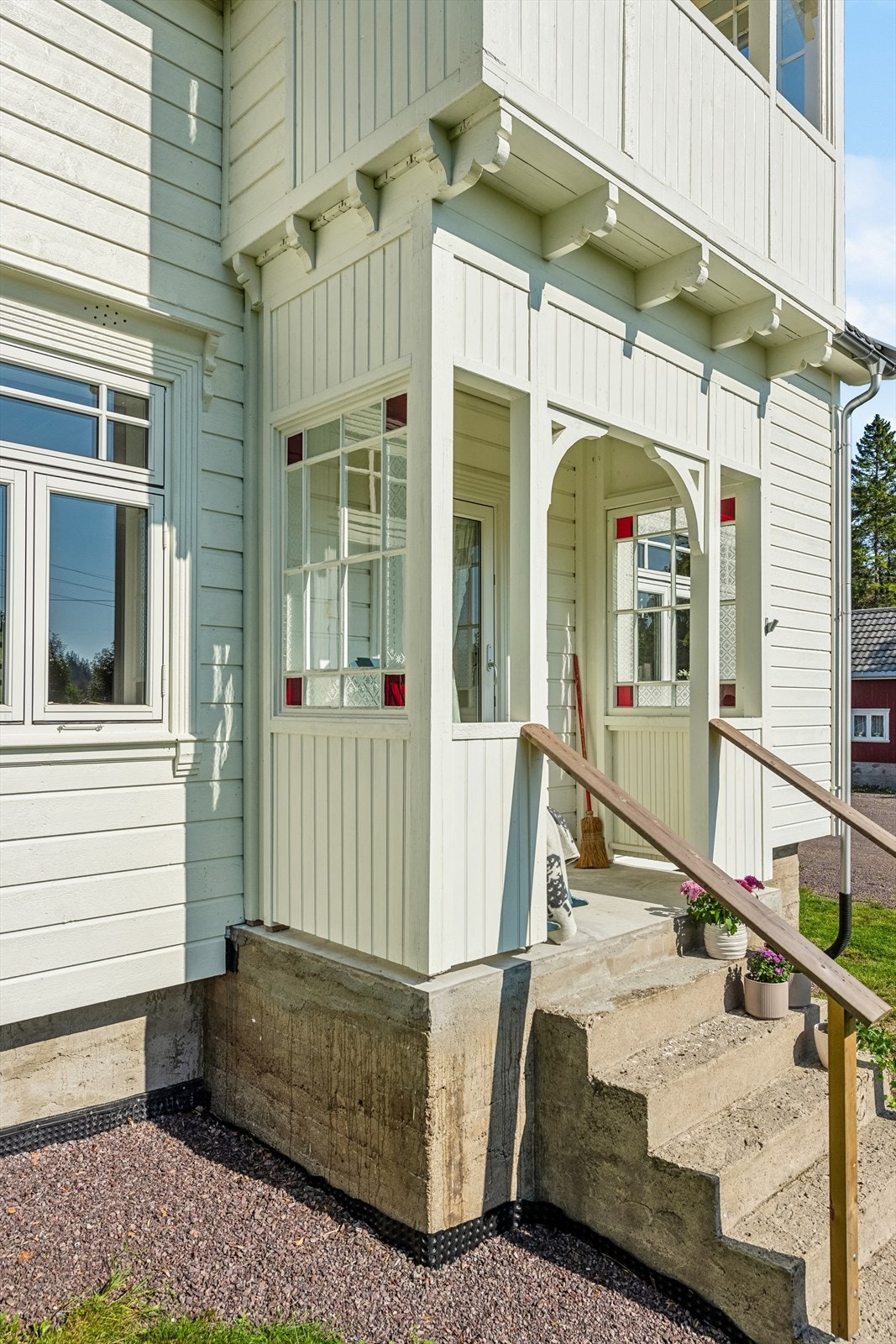 Fra stuen er det videre utgang til en overbygget veranda som har videre trappeadkomst til hage- og uteområdet. Galleribilde